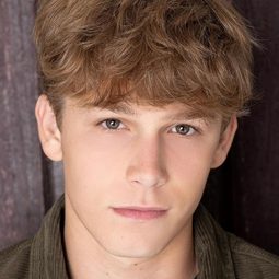 Hudson Meek 飾演 Chris Piper