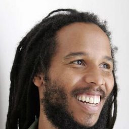 理奇·馬利 - The Runaway Bunny演員 飾演Singer