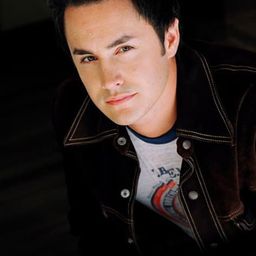 Damon Pfaff 飾演 Uniformed Officer