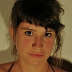 Adriana Da Fonseca 飾演 La secrétaire médicale