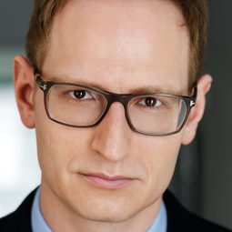 Jason Abrams 飾演 Charles Hebert