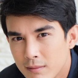 Tonon Wongboon 飾演 Young Wichien