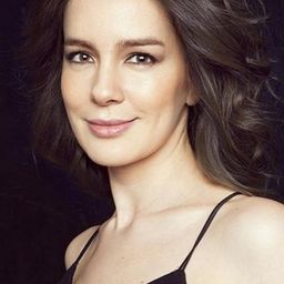 Ayfer Dönmez 飾演 