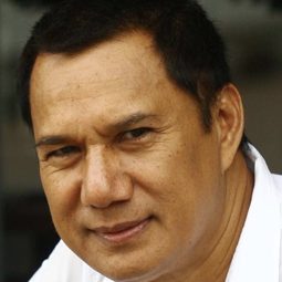 Sorapong Chatree 飾演 Por Pen