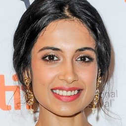 Sarah-Jane Dias - 我們酷斃了 2演員 飾演Anu
