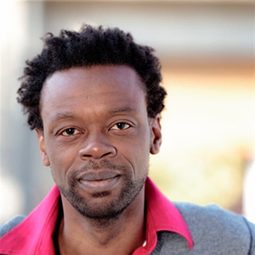 Maxime Tshibangu 飾演 Lucien