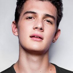 尼可拉斯·阿納特 飾演 Ricardo