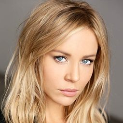 Tara Holt 飾演 Sandrene