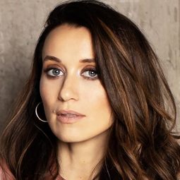 露西·葛斯特 - 超時空亞當計畫演員 飾演Young Sorian Body Double