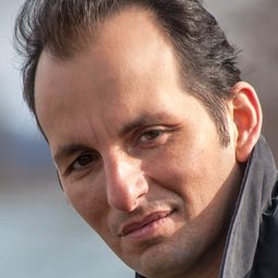 Louis Vanaria 飾演 Arny Simms