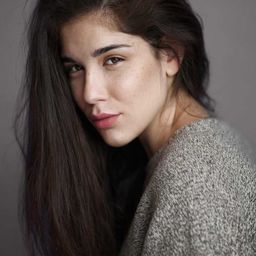 Grace Ambrose 飾演 Emily