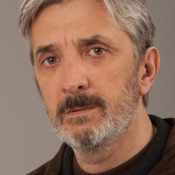 Miguel Guilherme 飾演 Padre Manuel