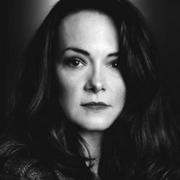 Tara Ochs 飾演 Rhonda