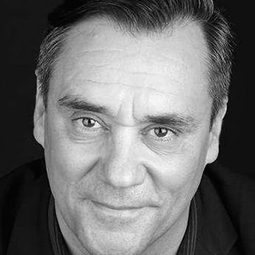 Mark Spalding - 無頭谷演員 飾演Jonathan Masbath