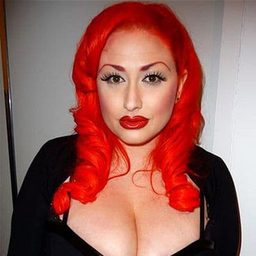 Lenora Claire 飾演 Self