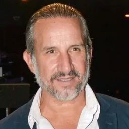 Plutarco Haza 飾演 