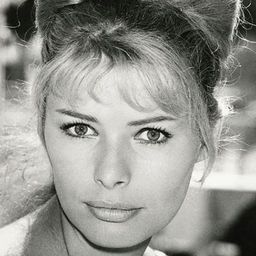 Vivi Bach 飾演 Birgit