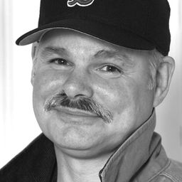 Paul Birchard 飾演 Bob