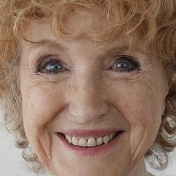 Marji Campi 飾演 Old Lily