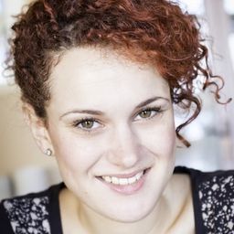 Larissa Bonaci 飾演 Adormidera's mother