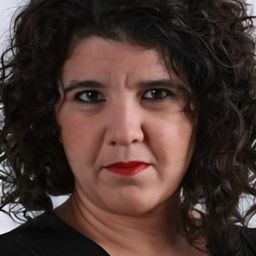 Ayça Damgacı 飾演 Ayça