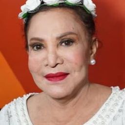 Mpok Atiek 飾演 Ibu Warung