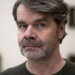 Peer-Uwe Teska 飾演 Kellner im Ausflugslokal