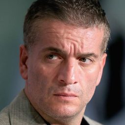 穆拉·虔吉 - 野梨樹演員 飾演İdris