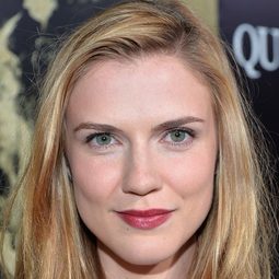 莎拉加玲 飾演 Lake