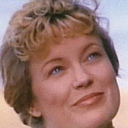 Peppi Sanders - 乞丐也瘋狂演員 飾演Courthouse Reporter