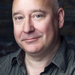 Toby Longworth 飾演 Reporter