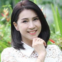 Angela Chan 飾演 