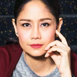 Sinjai Plengpanit 飾演 