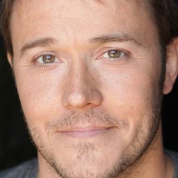 Mike McNamara - 劈腿困境演員 飾演Cousin James