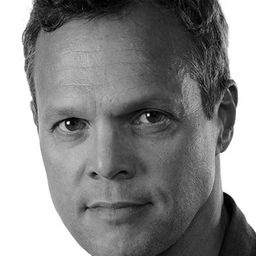 Matthew Allen 飾演 The Hollywood Producer