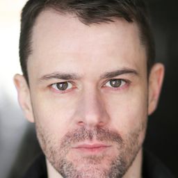 Owen Whitelaw 飾演 Fergus