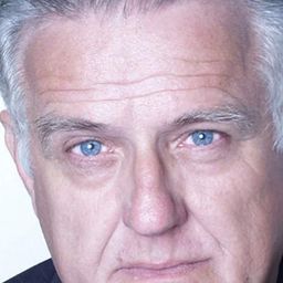 Frank Novak 飾演 Stratten