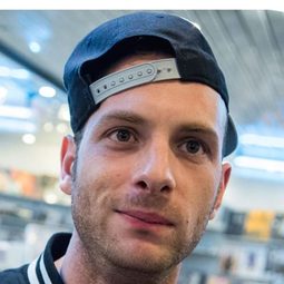 Clementino 飾演 Clemente