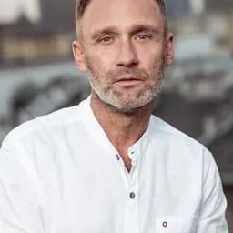 亞當·西瓦卡 - 離婚我願意演員 飾演Priest Przemysław Niesforczak