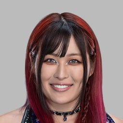 大館 昌美 飾演 IYO Sky