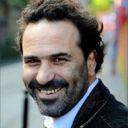 Domenico Centamore 飾演 Rosario