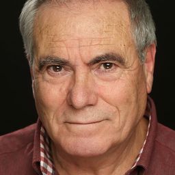 Joaquín Gómez 飾演 Julián