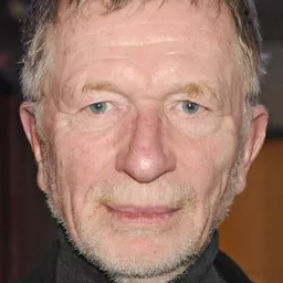 Hermann Beyer 飾演 Hans