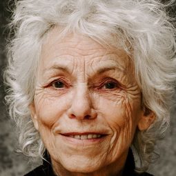 Sibylle Maria Dordel 飾演 Institute Assistant