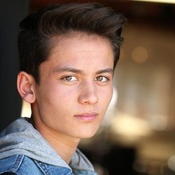 登舍·諾格·崔納 飾演 Jin (voice)