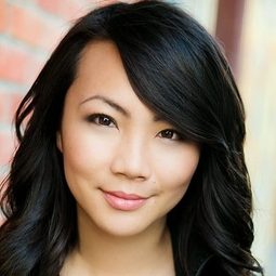 肖喬娜 - 間諜大鄰演演員 飾演Stacey Chung