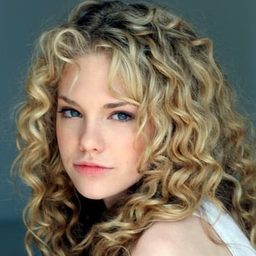 Mackenzie Mauzy 飾演 Kelsey