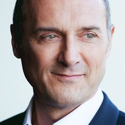 Oliver Becker 飾演 Adam Warlock