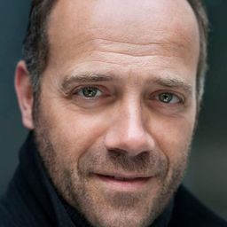 Anton Algrang 飾演 Dr. Hübner