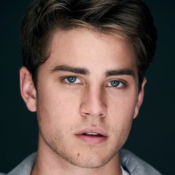 卡森·羅蘭德 飾演 Chris